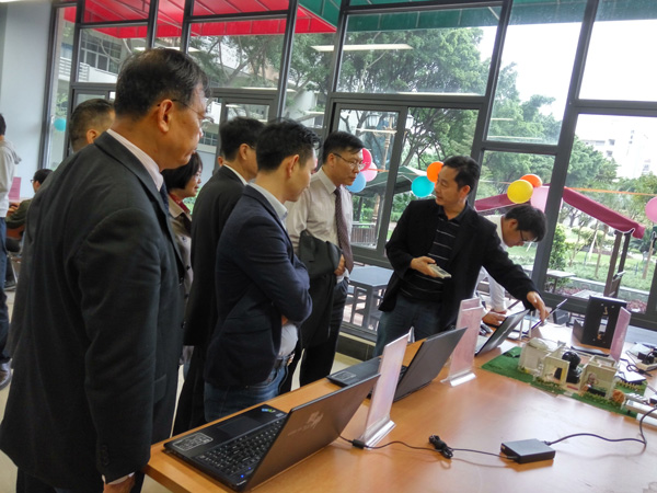 我院万世明院长向黄大乾校长等校领导介绍展示作品