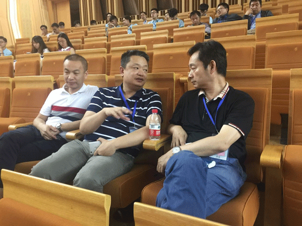 万世明院长（右）与中科曙光谢鸥（左）交谈校企合作事宜