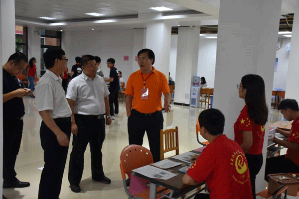 黄大乾校长和刘剑锋书记莅临我院迎新现场（刘剑锋（左一）黄大乾（右一））