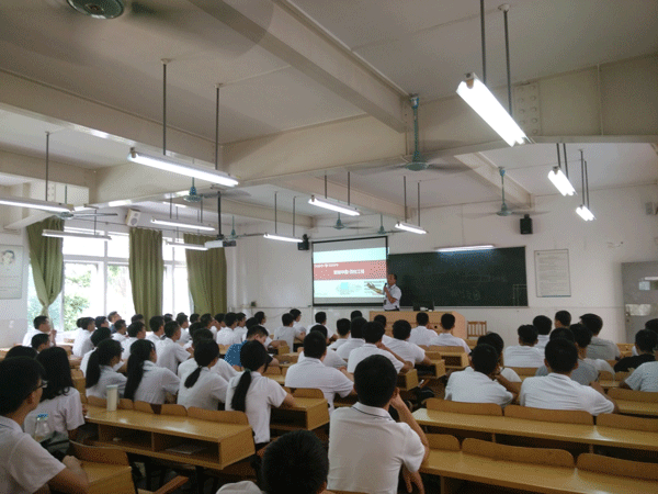 中科曙光企业专家给新生作专业认知教育