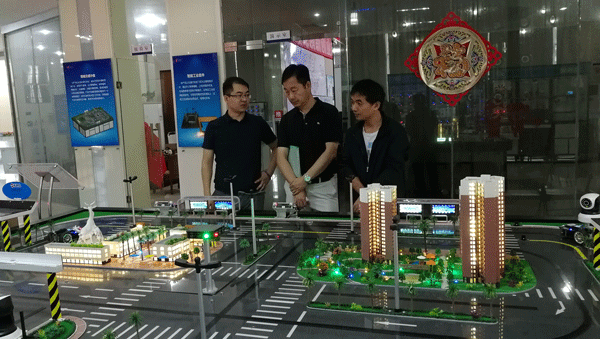 万世明院长一行参观物联网应用沙盘（中为万世明院长）