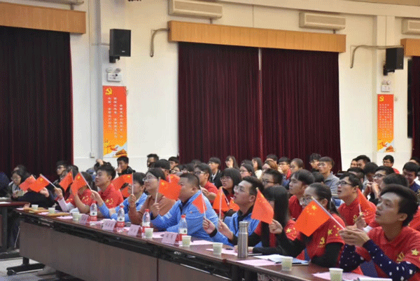 台上台下齐唱《国家》