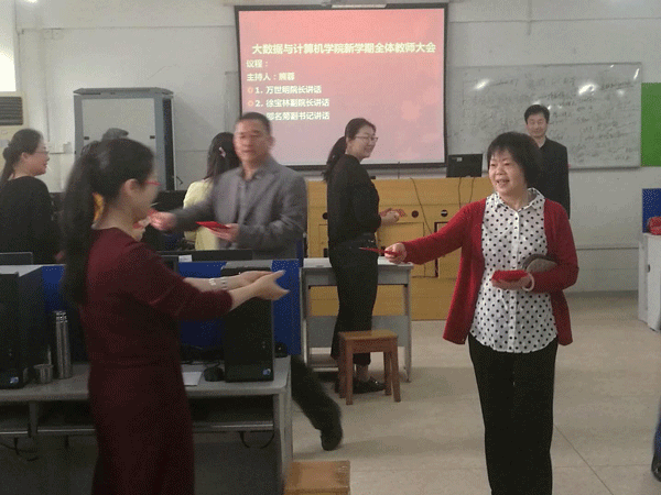校领导为必赢电子游戏网站教职工发放新年利市（二）