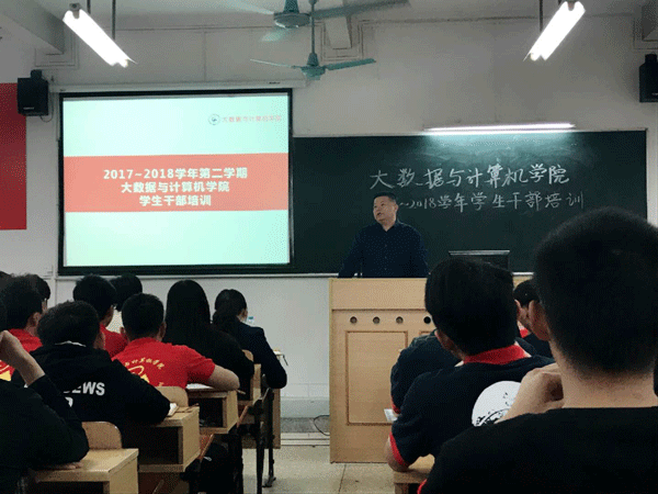 党总支组织委员邓强老师做工作部署