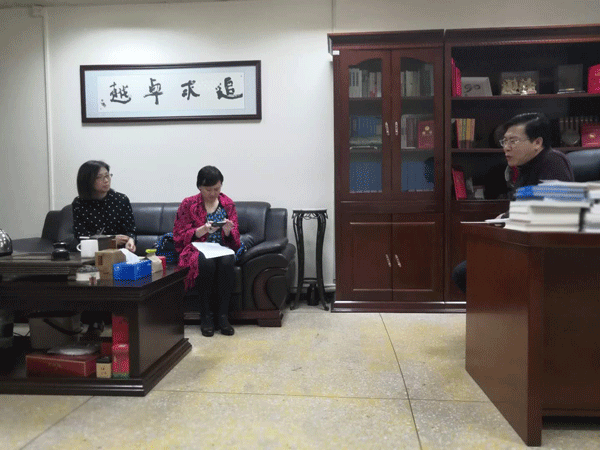 黄大乾校长向施海琼副局长一行介绍必赢电子游戏网站发展情况（右一为黄大乾校长，左一为施海琼副局长）