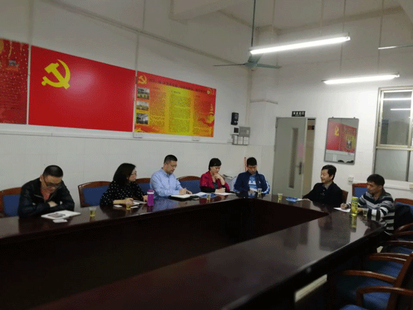 万世明院长向施海琼副局长一行详细介绍必赢电子游戏网站相关情况（右二为万世明院长、左二为施海琼副局长）