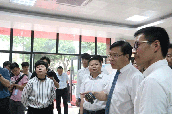黄大乾校长等校领导在大数据应用协同创新中心参观科技展（右二为黄大乾校长）