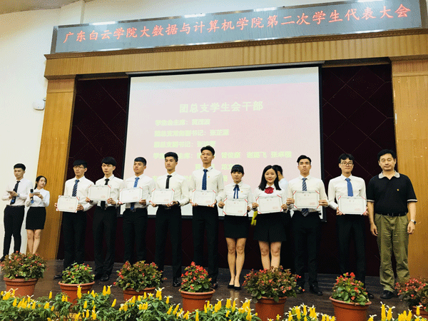 万世明院长给学生颁发证书