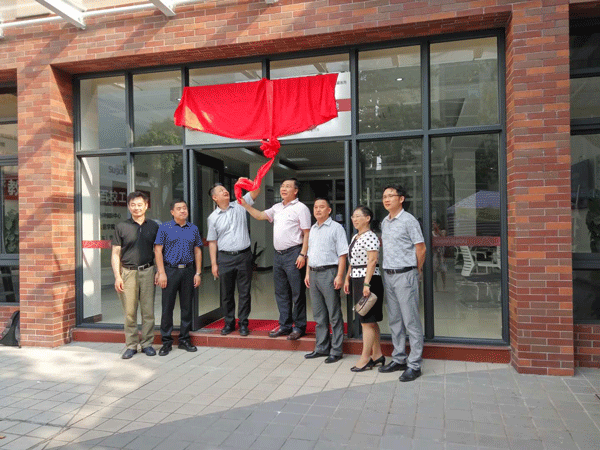 黄大乾校长（右四）和中科曙光教育合作中心总经理谢鸥（左三）揭牌