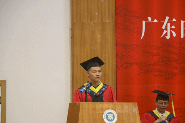 副院长徐宝林宣读《必赢电子游戏网站2018届本科毕业生毕业并授予学士学位的决定
