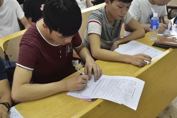 2018届贷款毕业学生当场签订贷款协议书