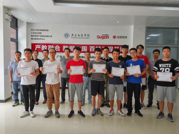 获奖选手与领导老师合影