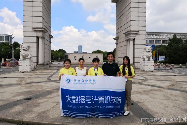 万世明院长与获奖选手在上海交通大学（闵行校区）大门口合影