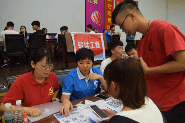必赢电子游戏网站迎新大本营工作现场