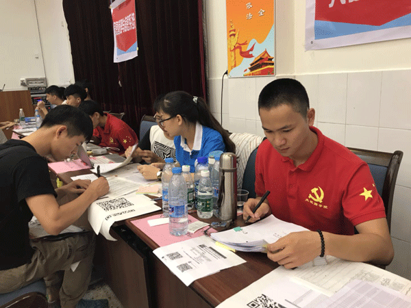班导师助理为新生办理报到手续