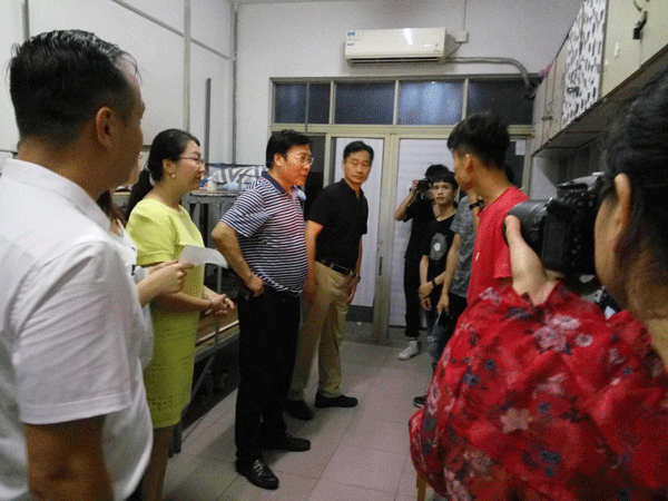 院校领导和新生亲切交流（左四为黄大乾校长、左一为校长助理陈峰、左五为万世明院长）
