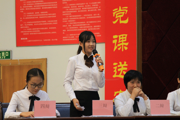 正方辩手发言，他们认为应优先选择考研