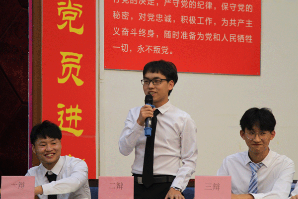 反方辩手发言，他们认为应优先选择就业