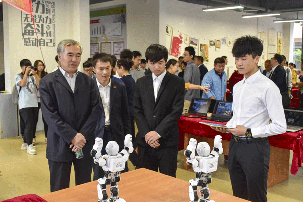 学生解说员向嘉宾展示舞蹈机器人“Alpha1S”