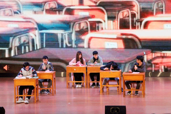 精彩的演出现场.gif
