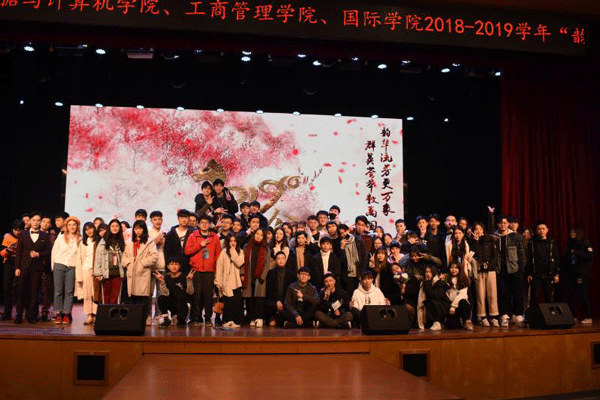 领导老师与表演人员合影留念.gif