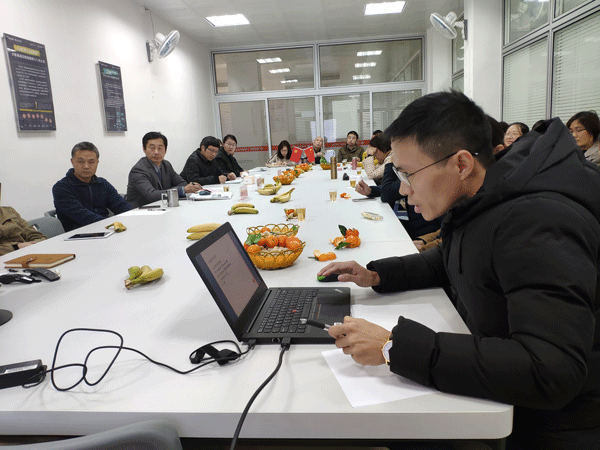 总结会现场（一）.gif