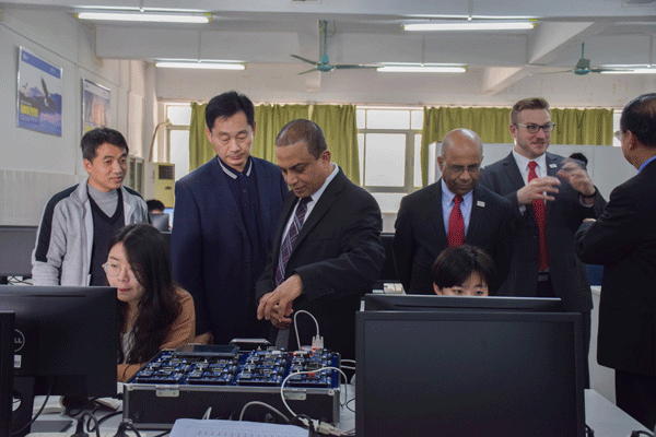 必赢电子游戏网站院长万世明等人陪同普渡大学代表团一行到躬行楼参观物联网实验室.gif