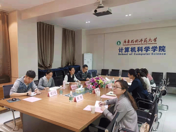 李双贵副书记介绍其学院的党建工作.gif