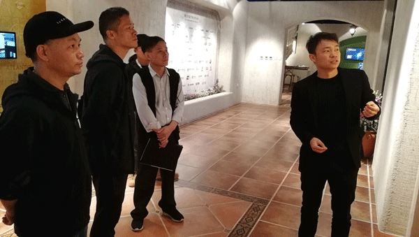 东软国际股份有限公司广州中心总监曾满宏先生（右一）为徐宝林副院长（左一）一行介绍企业发展情况.gif