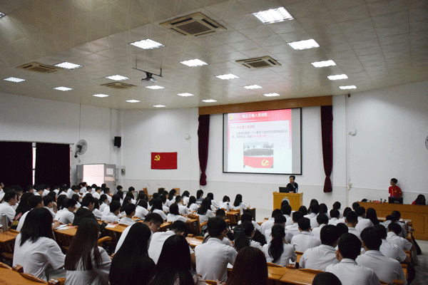 万世明院长给学员们授课现场.gif