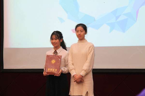 一等奖获奖学生与老师合影留念.gif