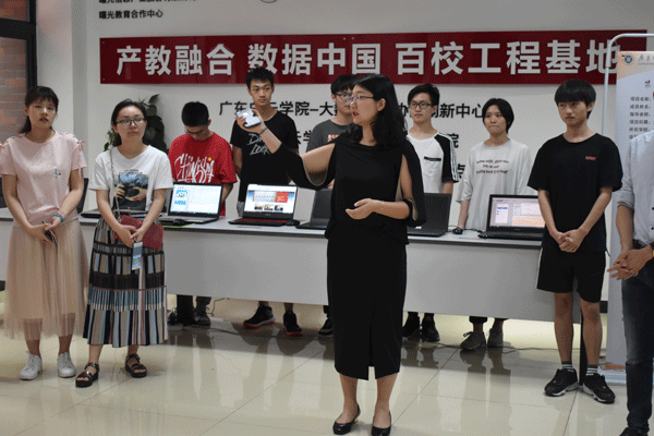党总支副书记邵明菊发言.gif