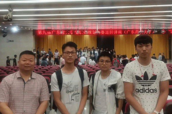 我校师生代表.gif