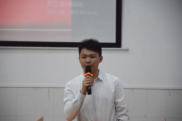2015级学生代表汤梓健发言.gif