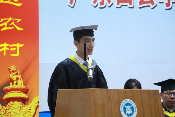 优秀毕业生代表陈逸桐发言.png