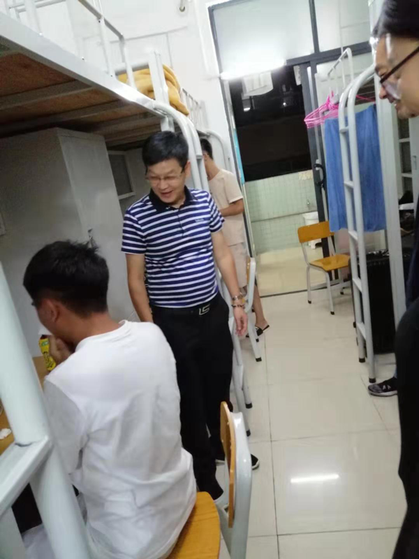 肖军田校长助理（左二）与新生谈笑风生.png