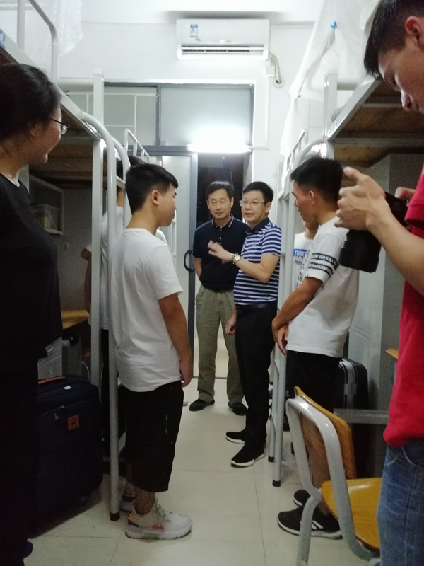 校长助理肖军田、万世明院长与新生亲切交谈.png