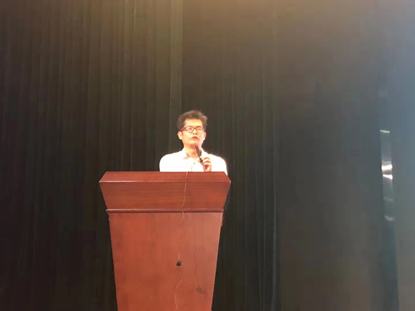 就业中心主任黄天林作职业规划启蒙教育讲座.png