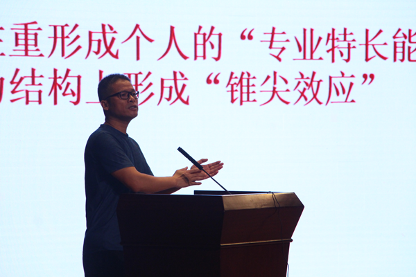 计算机系主任李春平作专业介绍.png