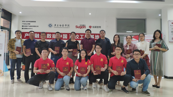 黄大乾校长与必赢电子游戏网站师生党员合影.png