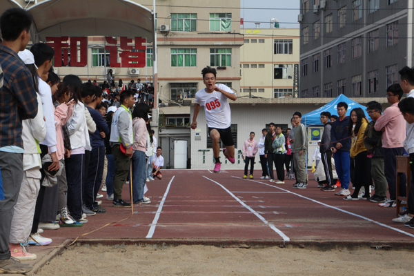 三级跳远运动健儿奋力一跃.png