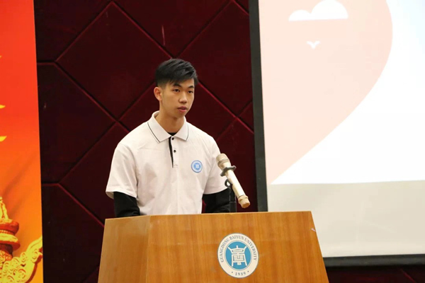 优秀运动员代表2018级数据科学与大数据技术1班的胡伟涛同学发言.png