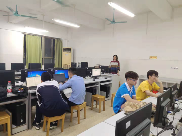百度之星竞赛现场图一.png