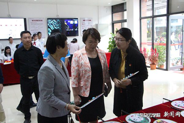 副校长吴立平（左一）参观作品展.jpg