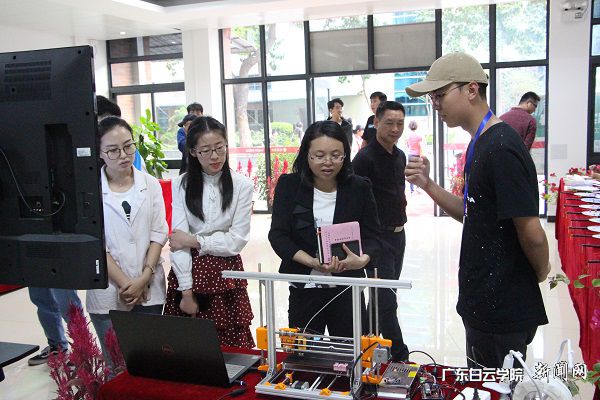 校长助理李红英（左三）参观3D打印.jpg