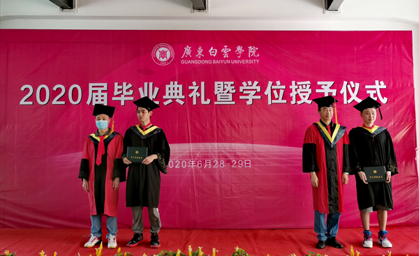 万世明教授（右二）和徐宝林副教授（左一）为毕业生颁授学位证书.png