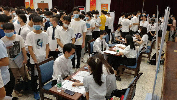 招聘会现场2.gif
