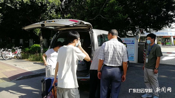 学校安排专车专人送学生到企业实习.jpg
