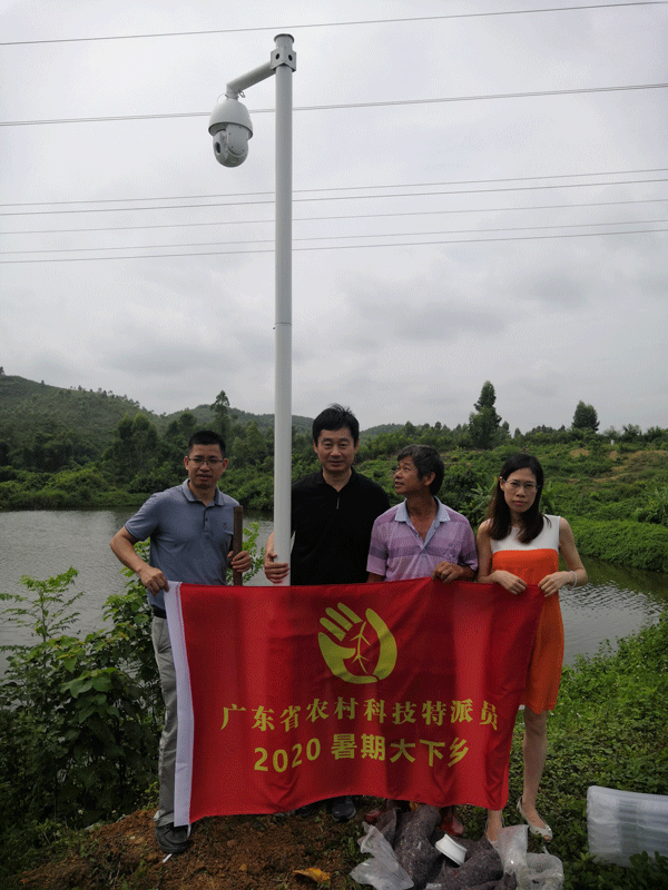 4G网络球机摄像头和立杆安装好后团队成员和养殖户陈春林合影.gif