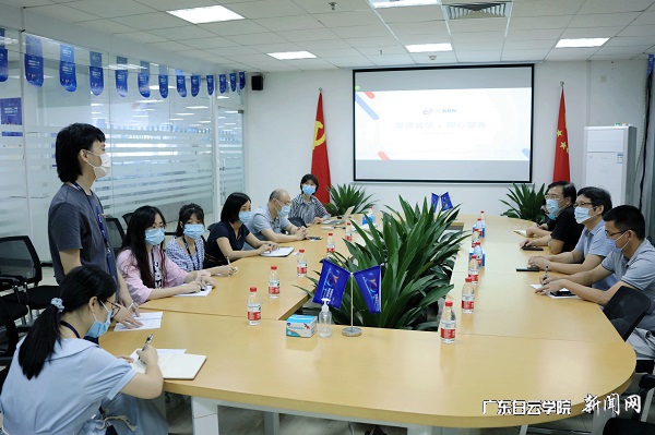 校企双方认真听取学生谈实习体会.jpg